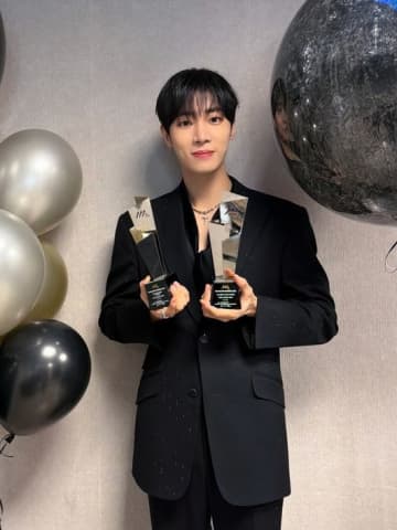 “今年がんばった” 俳優チュ・ヨンウが「AAA」で2冠！「素敵な年末プレゼントのようです」