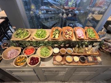 柏『THE LIFE』のサラダバーランチで、新鮮野菜とシェフ自慢の日替わりデリ＆デザートを思う存分味わう！