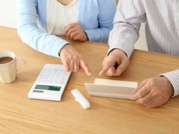 63歳で年金を受け取り始めました。収入が増えた場合、51万円超で年金はどれくらい減らされる？