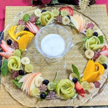 クリスマスパーティに！豪華なフルーツリースサラダ