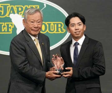 金子駆大、最優秀選手など4冠　男子ゴルフツアー表彰式