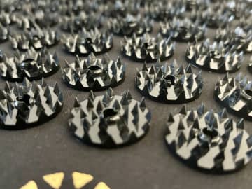 「痛っ！」記者が絶叫した“トゲマット”。芸能人もハマる「シャクティマット」最新モデル体験レポート