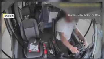「くそ！警察がいやがる」盗んだバスで道路封鎖する警察官や車両を強引に突破　殺人未遂容疑で男を逮捕　アメリカ