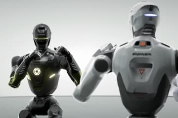 中国の人型ロボット、自社CEOとのバトルで強烈なキックをお見舞い―中国メディア
