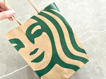 売り切れる前に急いで！【スタバ】クリスマスカラーにときめく♡「ホリデーグッズ」