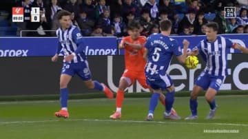 「3人いてもお構いなし」久保建英、"ダブルハンド"誘発の曲芸級プレーが脚光！VAR介入できずノーファウルも「見えてるところが違いすぎる」とファン感嘆