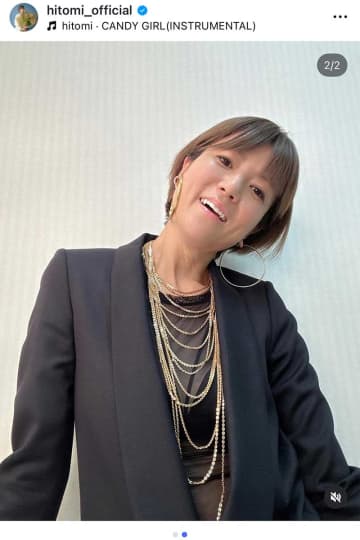 「目のやり場に困ります」　49歳・hitomi、超ミニスカ×薄いタイツ姿が「スタイル抜群」