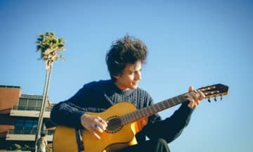 aron! (アロン)とは？：老舗レーベルが送り出す22歳が“ジャズ・ポップ”をやる理由