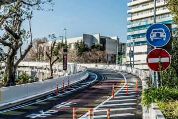 50歳男性 酒を飲み “高速道路” を『爆走』”制御しきれず横転” し通行止めに ネットでコメント殺到「下り線の出口の急カーブの所？相当スピード出てたってことじゃん」「かかった全ての費用を自費で払わせるようにしてもらいたい」