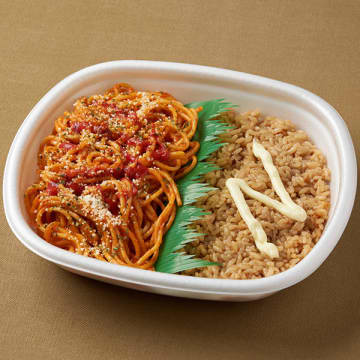 ナポリタンと香ばしい醤油バター風味ご飯を組み合せ、総重量約500g、869kcal! ファミリーマートがTOKYO MXとコラボした「ナポリタン&醤油バター風味ご飯」を関東の一部で販売