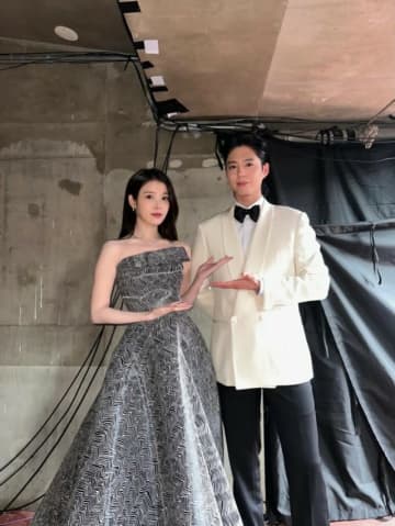 “グァンシク＆エスン”変わらずだね…俳優パク・ボゴム＆IU（アイユー）、久しぶりに「おつかれさま」夫婦ショット