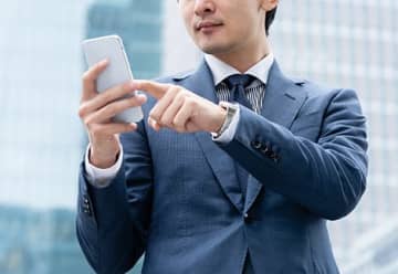 仕事中にLINE252件、彼女に送る男。大手金融系コンサルの彼氏が、突然モラハラ系になったワケ