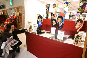 映画「国宝」、ノーベル賞、大谷翔平…時の人が羽子板に そごう横浜店で11日まで「変わり羽子板」展示