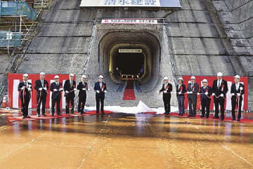 四国整備局/野村ダム改良事業(愛媛県西予市)堤体貫通式開く