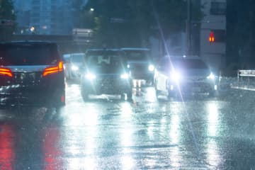 89歳女性 “横断歩道のない国道” を『横断』29歳男性の乗用車が “気づけず接触”  救急搬送されネットでコメント殺到「なぜ自ら119番して救護義務も果たしているのに、逮捕されてしかも実名報道なんだ…」「ばあちゃんには悪いけど、信号ないところ渡るなよ…」