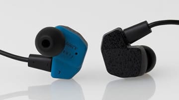 1万円以下でも音質と装着感を重視 ツートンカラーが映えるfinalの有線イヤホン「A2000」