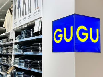 冬は「デニム」どう穿く？【GU】おしゃれスタッフが着こなす「大人カジュアルコーデ」