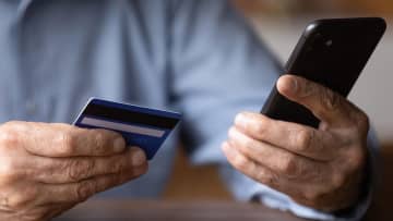 うちの親は本当に大丈夫？ シニアの10人に1人がネットトラブル、詐欺被害が最多