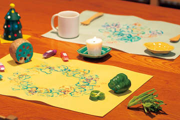 クリスマスのテーブルが華やぐ「野菜スタンプのお祝いランチョンマット」の作り方♪