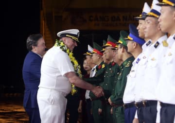 米艦、ベトナム訪問で和解を演出　正常化30年で中国けん制