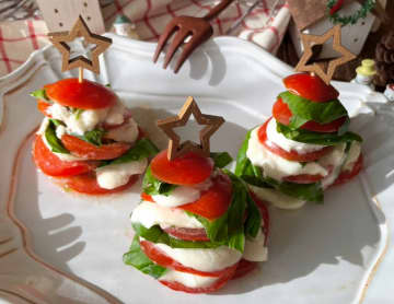 切って重ねるだけ！クリスマスに作りたい「カプレーゼツリー」の簡単レシピ
