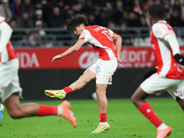 「相手は圧倒された」「完璧」日本代表アタッカーの衝撃ミドル弾をフランスメディアが絶賛！「25メートルの距離から電光石火の一撃」