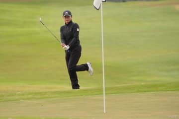 ミラクルチップインもあったが… 渋野日向子は2連続バーディ後にボーダーライン上へ後退
