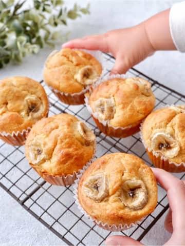 ぐるぐる混ぜて焼くだけ♪親子で作れる「米粉の甘酒バナナマフィン」の作り方