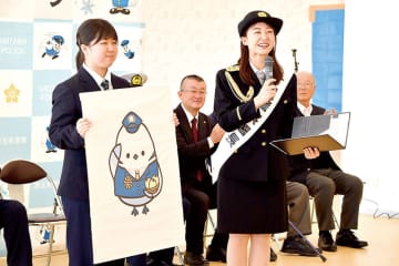 交通安全を呼びかけ　埼玉・本庄の市広報観光大使を務めるアナウンサー杉原凜さんが一日警察署長　高校生が考案の本庄署オリジナルキャラクターも初披露