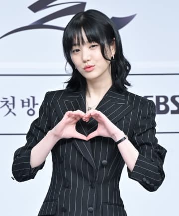 BTS・JUNG KOOKとの熱愛説を否定した女優、初めて映画祭のMCに　安定した進行力に期待