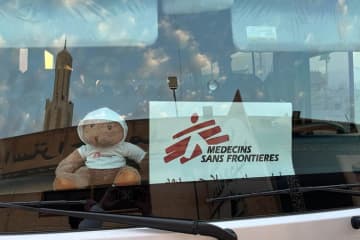 ガザからスイスへ──国境なき医師団、重傷の子ども13人の医療搬送を支援