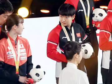 ＜卓球＞早田ひなが孫穎莎の顔を指さし……表彰式での一幕が話題に