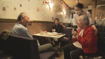 要介護でも「自分らしく生きるために」高齢者ケアのプロがもてなす『介護スナック』飲酒リスク等で普及への壁も