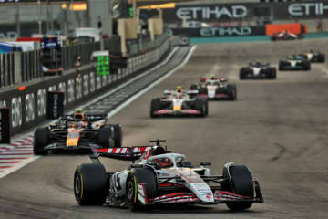 ハースはアストンマーティンに届かず「ほろ苦い思い出」とオコン。小松代表はチームの成長とマシンの改善を称える