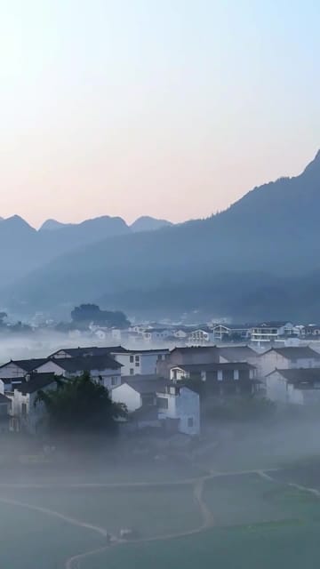移流霧が織り成す幻想的な光景　中国貴州省