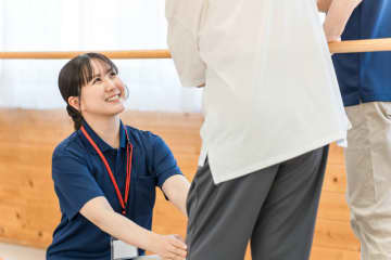 【脳梗塞の出版局長】半身不随から復活できるのか!?  歴史的酷暑とは無縁の快適リハビリ生活。とはいえ〝立って歩くこと〟が大困難の巻【真柄弘継】連載第4回