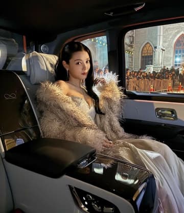 キム・ユジョン、ペク・アジンそのもの…ドレスとファーで圧倒的な存在感