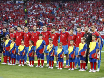 「色合いが良い」「統一感を感じる」５大会ぶりのW杯出場を目ざすチェコ、新ユニホームに反響！「本大会でも披露するべき」