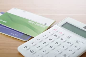 「生活費なら税金はかからない」と言って、祖父が毎月10万円送金してくれます。使い切れずほとんど貯金したままになっているんですが、問題ないでしょうか？