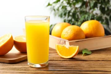 【驚き】スーパーで「オレンジジュースだけ160円」に衝撃…“リンゴ・グレープ”は「96円」なのに、なぜオレンジだけ“値上がり”してる？ 価格高騰の理由・今後の見通しを解説