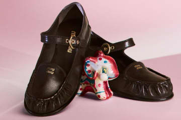 ミュウミュウの25年クリスマスシューズ、“ギャザートゥ”メリージェーン