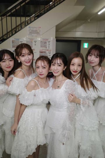 小嶋陽菜、20周年ライブ舞台裏公開　大島優子の手にファン騒然「笑笑笑笑笑」「昔と変わらず…それだけで泣ける」