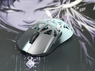 777台限定の軽量ゲーミングマウス「Beast X Pro NOEZ FOXX Limited 777 Edition」