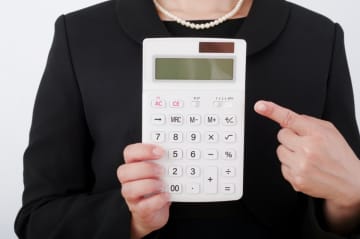 家族が亡くなった知人が「協会けんぽから7万円支給された」と言っていました。私の時は「5万円」でしたが、費用をおさえる制度などがあるのでしょうか？