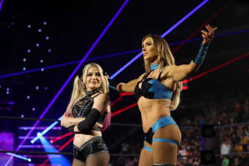 女子レスラー、ド派手すぎる入場衣装に「小林幸子だ」「孔雀かよ」驚きの声