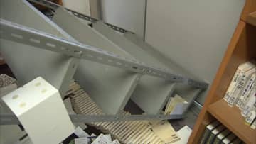 青森県・八戸市内の小中学校と8つの高校が休校　県立八戸西高校では本棚倒れ天井の照明外れるなど校内約20カ所で被害