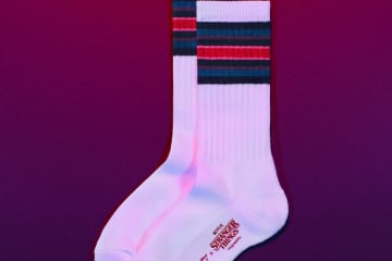 Netflix「ストレンジャー・シングス」コラボ靴下＆タオルが全国ファミマに、文具も初登場