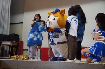 DeNA、「しゅくだいアワード」チームワーク賞を受賞した小学校をDB.スターマンが訪問！