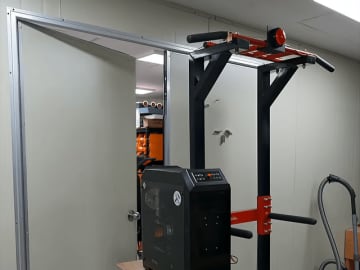 これで運動不足の心配はなし...？懸垂しなければ起動しないPCをDIYした人物現る