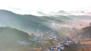 朝霧に包まれた農村の風景　中国・安徽省蕪湖市